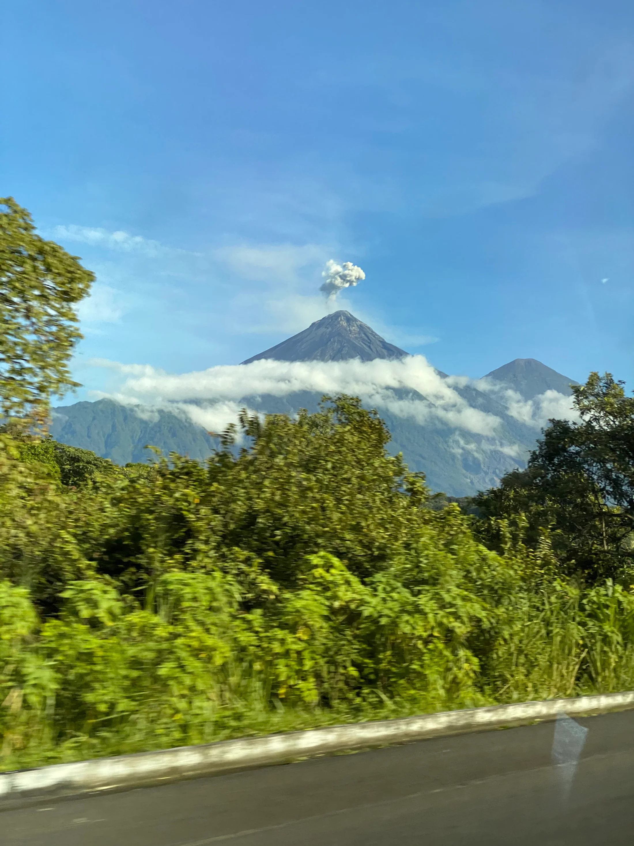 Volcán visto desde la carretera en Guatemala.